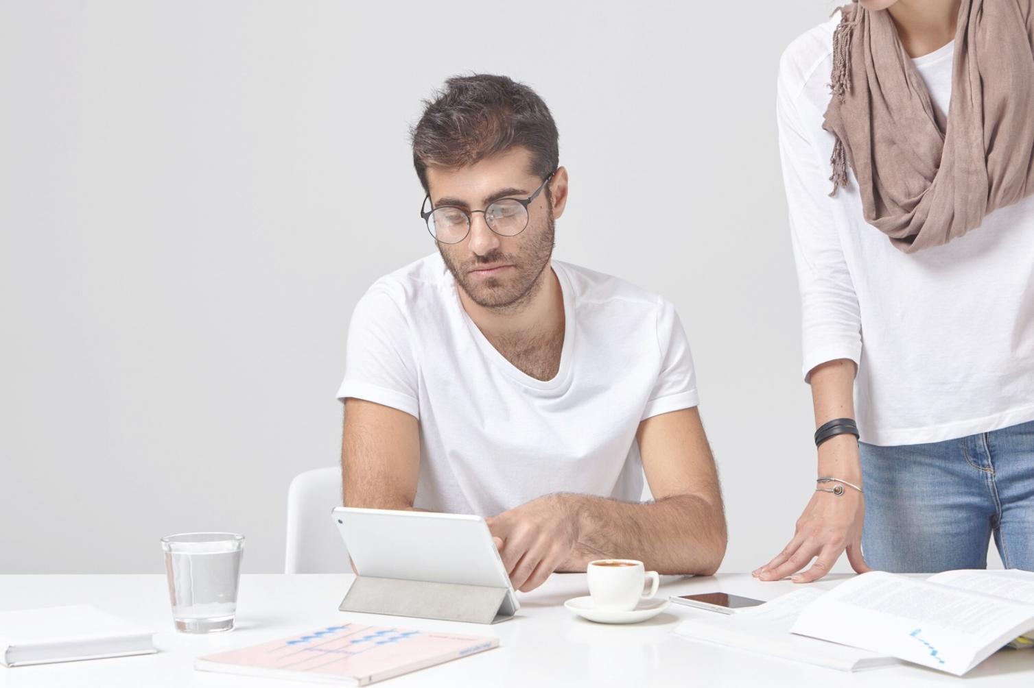 Bureau de travail moderne avec ordinateur et documents financiers