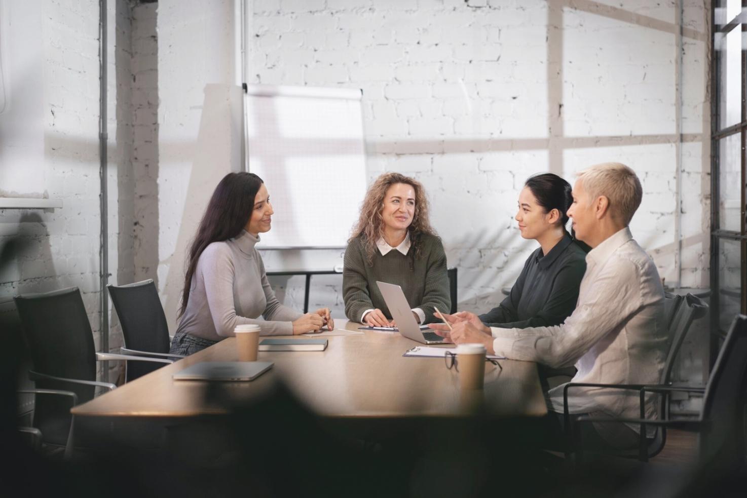 Espace de formation moderne avec équipements technologiques